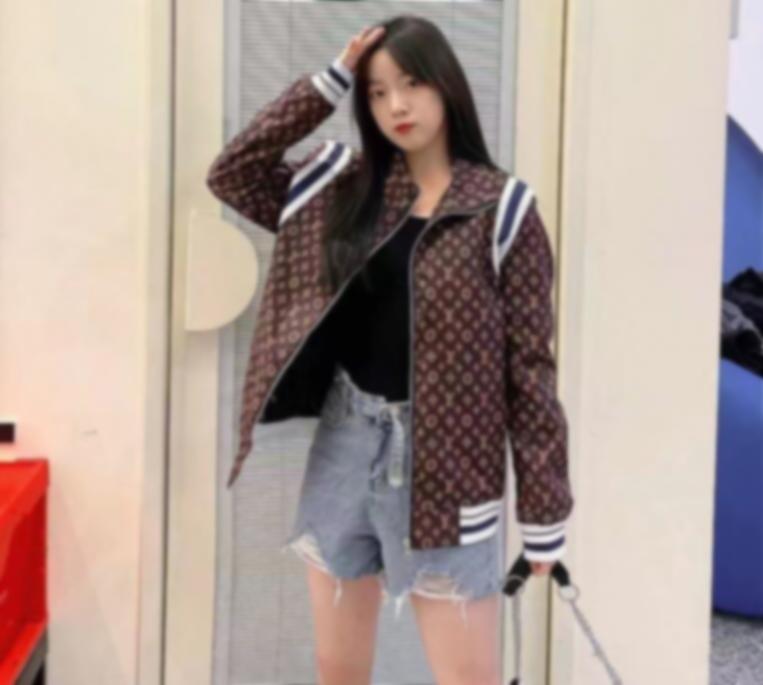 2022 autumn jackets for women men classical baseball jacket windbreaker woMen's coat
2022 autumn jackets for women men classical baseball jacket windbreaker woMen's coat