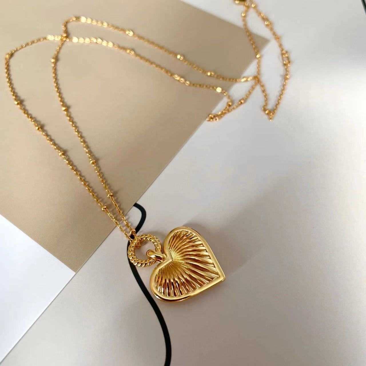 High end customized jewelry heart shaped hollow necklace design stainless steel necklace female gold big love pendant bead chain
High end customized jewelry heart shaped hollow necklace design stainless steel necklace female gold big love pendant bead chain