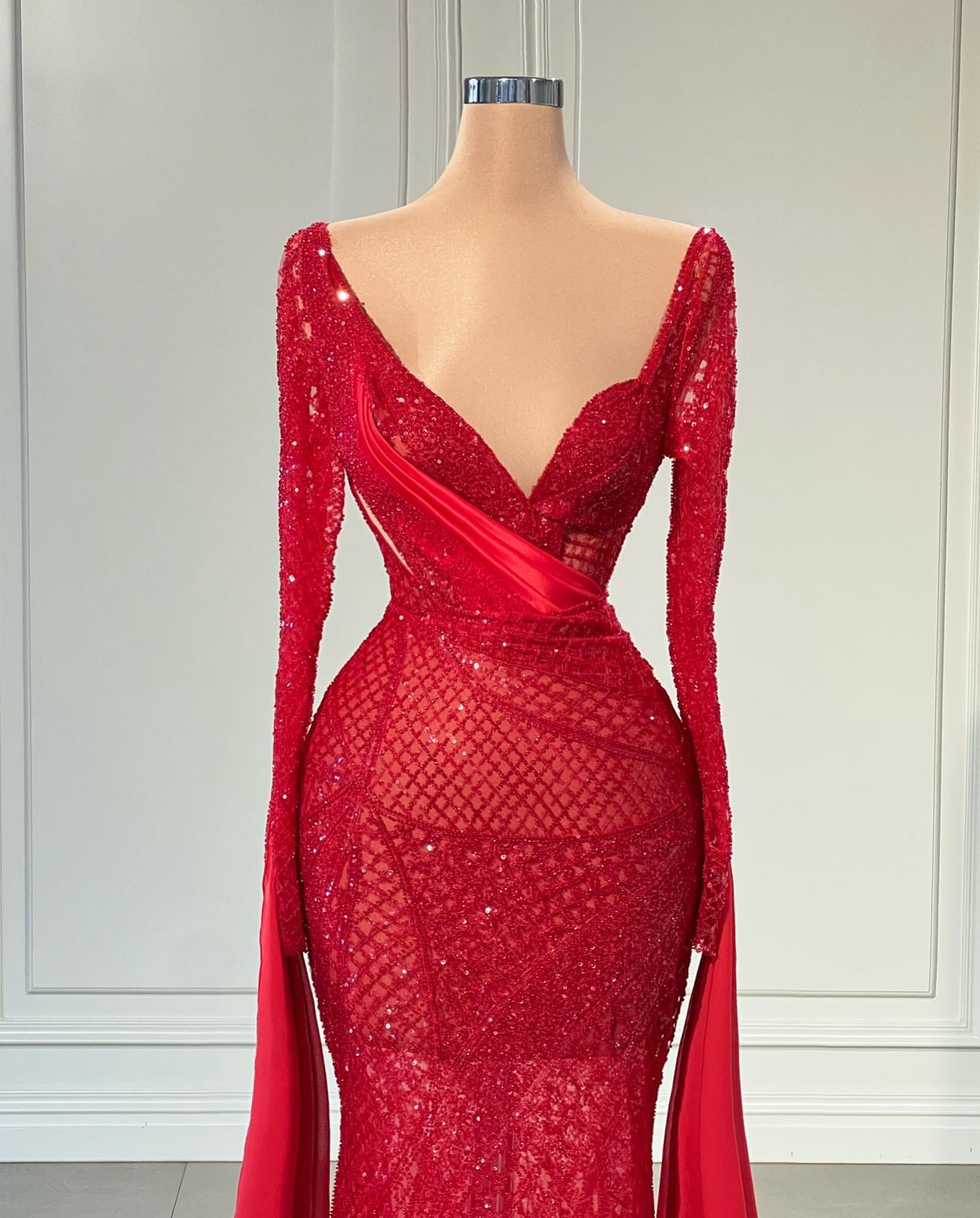 New Red Arrival Evening Dresses Women V Neck Long Sleeves Lace Backless Floor Length Capes Sequins Appliques Prom Dress Formal Gowns Plus Size Tailore