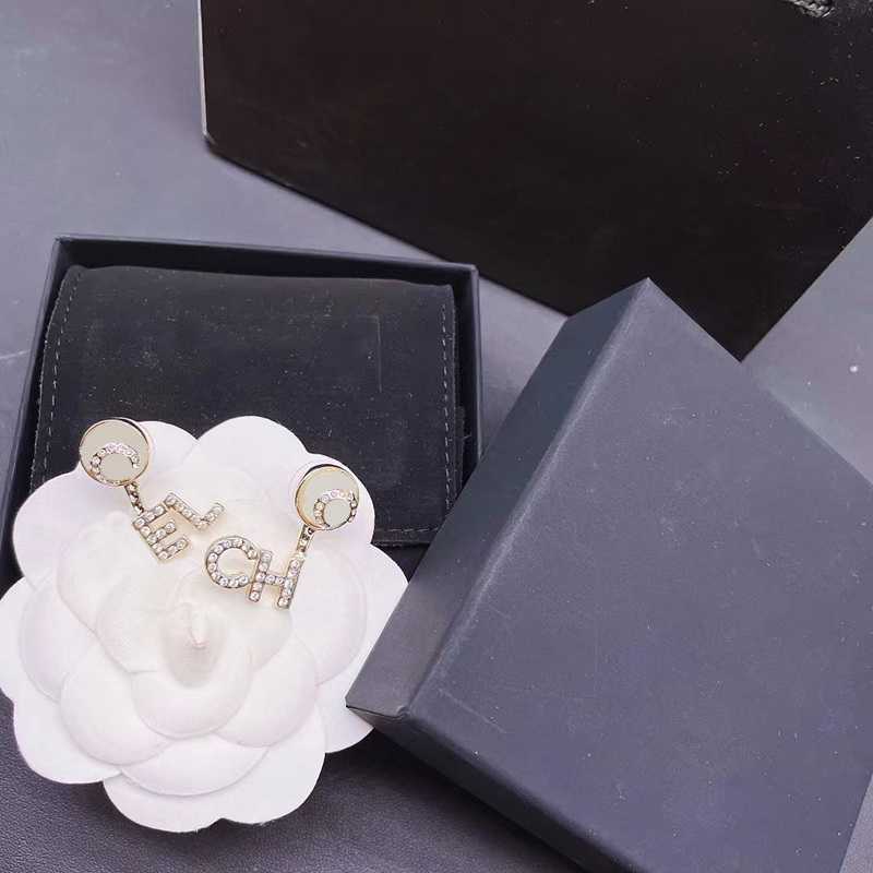 Designer Fashion Earrings Trend Womens Circle Letter Pearl Earring Explosive Classic All Match Earrings Vintage Premium Earring D22112303JX 
Designer Fashion Earrings Trend Womens Circle Letter Pearl Earring Explosive Classic All Match Earrings Vintage Premium Earring D22112303JX