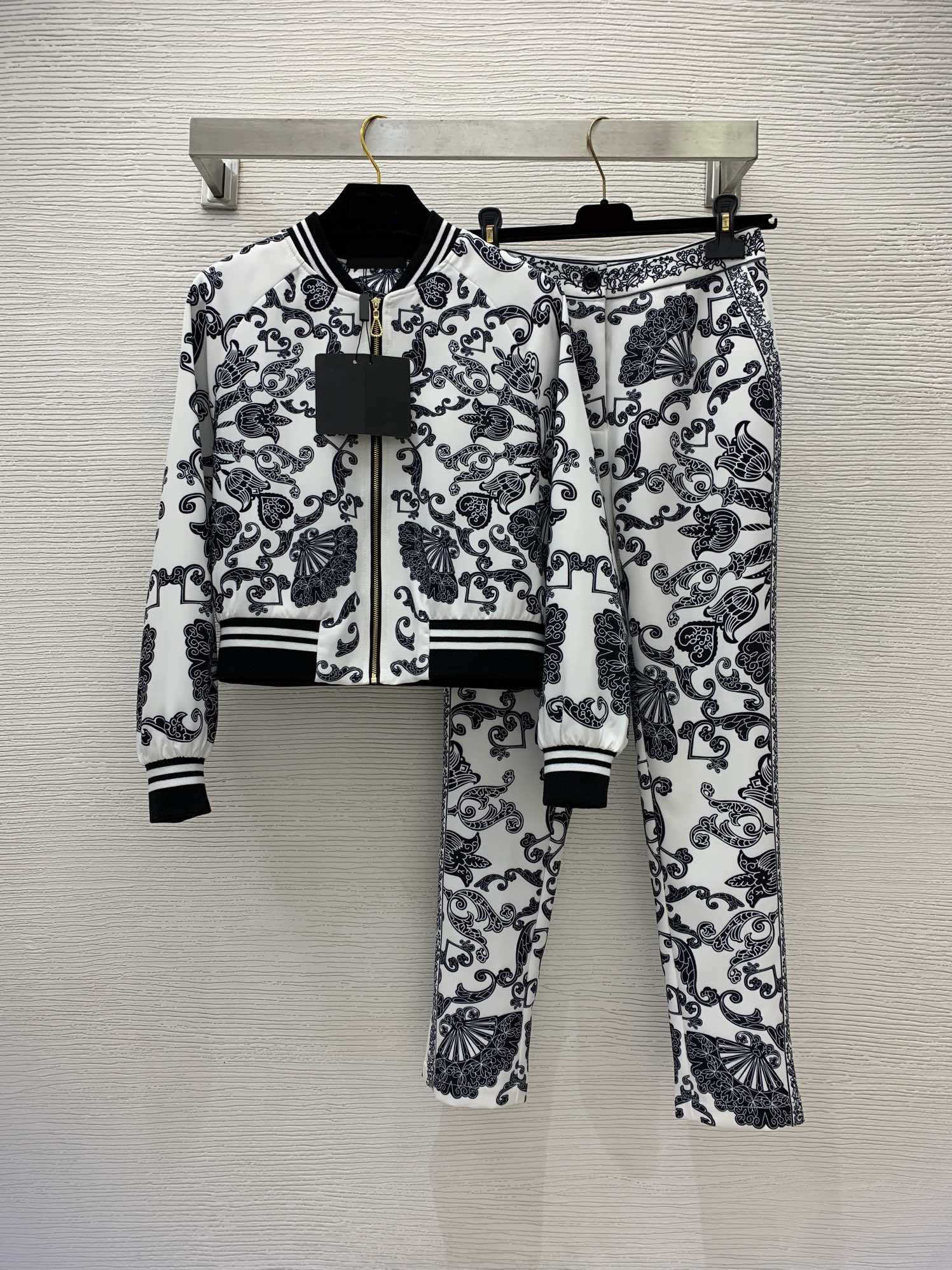 Two Pieces Sets Tracksuit Womens Two Piece Pants Floral Print Stripe Stand Collar Loose Jacket Mid To High Waist Slimming Trousers Retro Sports Style Women Clothes
Two Pieces Sets Tracksuit Womens Two Piece Pants Floral Print Stripe Stand Collar Loose Jacket Mid To High Waist Slimming Trousers Retro Sports Style Women Clothes