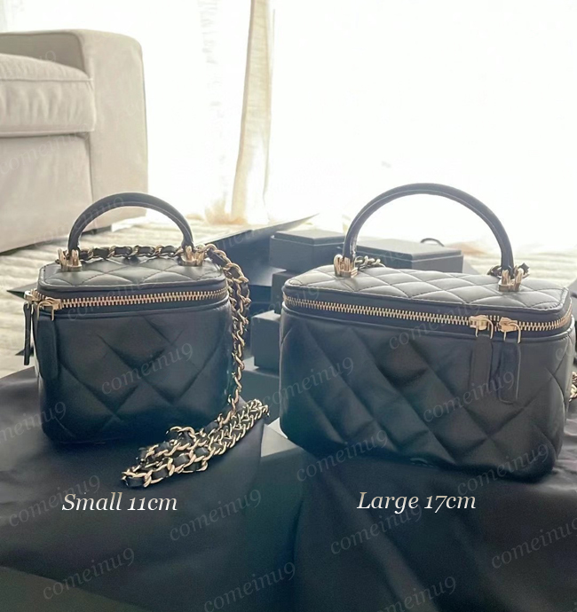 Excellent Quality Caviar Lambskin Box Cosmetic Bag 17cm Classic Black Handle Zipper Women's Makeup Purse 11cm Laies Shoulder Chain Bags Designer Handbags with box, Contact us for colors
Excellent Quality Caviar Lambskin Box Cosmetic Bag 17cm Classic Black Handle Zipper Women's Makeup Purse 11cm Laies Shoulder Chain Bags Designer Handbags with box, Contact us for colors