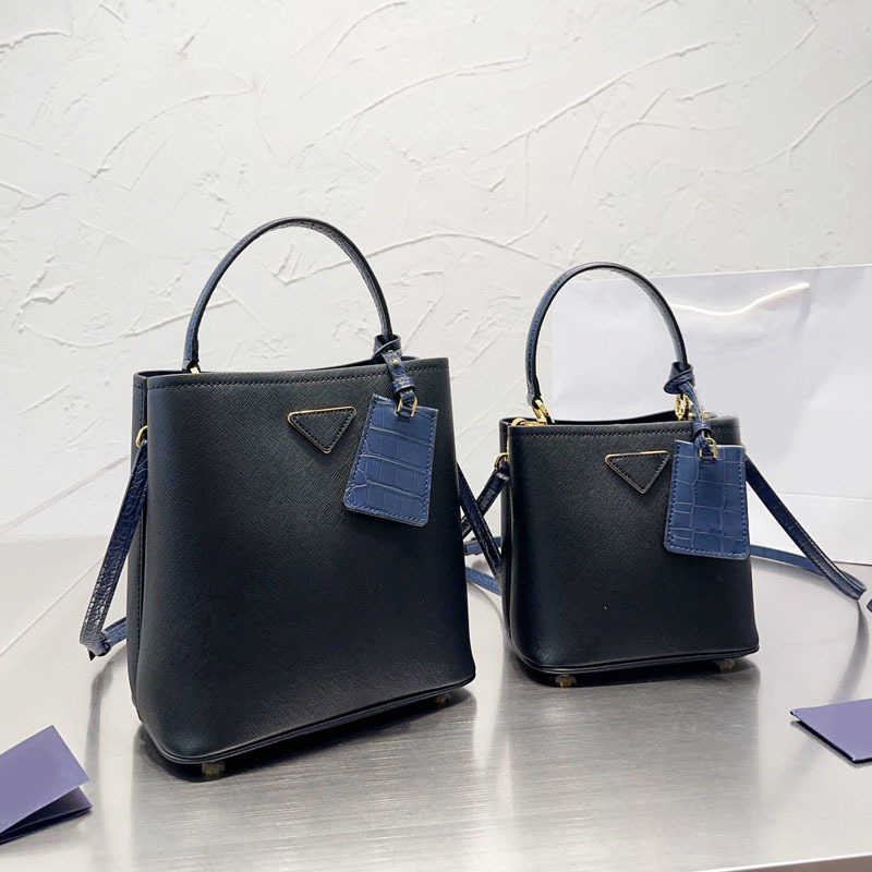 Designer Cross Body Handbag Purses Women Luxurys Handbags Camera Bags Designer Tote Handbag Underarm Bag Shopping Handbag 221111, Red
Designer Cross Body Handbag Purses Women Luxurys Handbags Camera Bags Designer Tote Handbag Underarm Bag Shopping Handbag 221111, Red