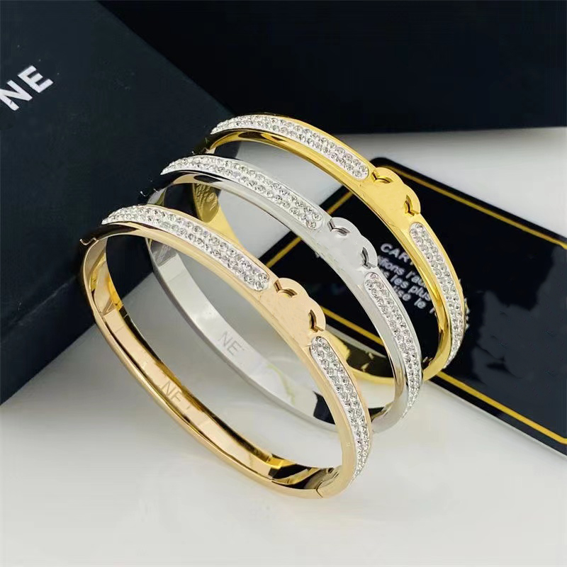 Luxurys designer bracelet women cuff bangle charm bracelets love trendy fashion letter design fine jewelry Elegant temperament versatile very beautiful
Luxurys designer bracelet women cuff bangle charm bracelets love trendy fashion letter design fine jewelry Elegant temperament versatile very beautiful