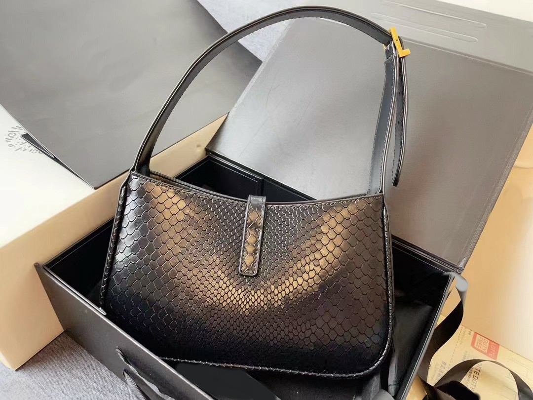 Luxury Designer Serpentine Purple Le5A7 Shoulder Bags Bright Snake Pattern Real Leather Baguette Bag Gold Metal Hardware Letter Hasp Closure Hobo, Black
Luxury Designer Serpentine Purple Le5A7 Shoulder Bags Bright Snake Pattern Real Leather Baguette Bag Gold Metal Hardware Letter Hasp Closure Hobo, Black