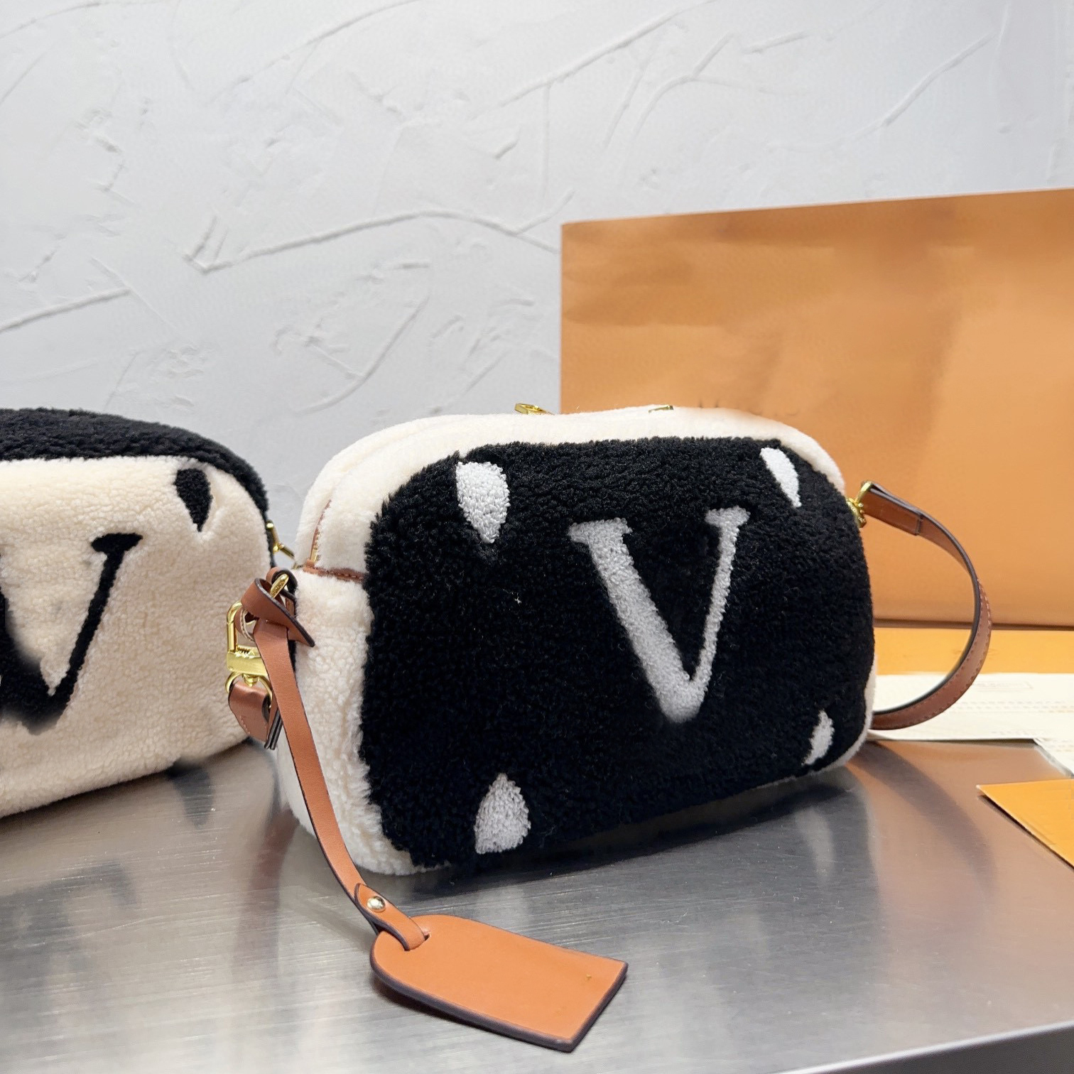 5A Designer Teddy Wool Camera Bag Leather Shoulder Strap Brand Logo Is Embossed on The Drawing Sheet, White
5A Designer Teddy Wool Camera Bag Leather Shoulder Strap Brand Logo Is Embossed on The Drawing Sheet, White