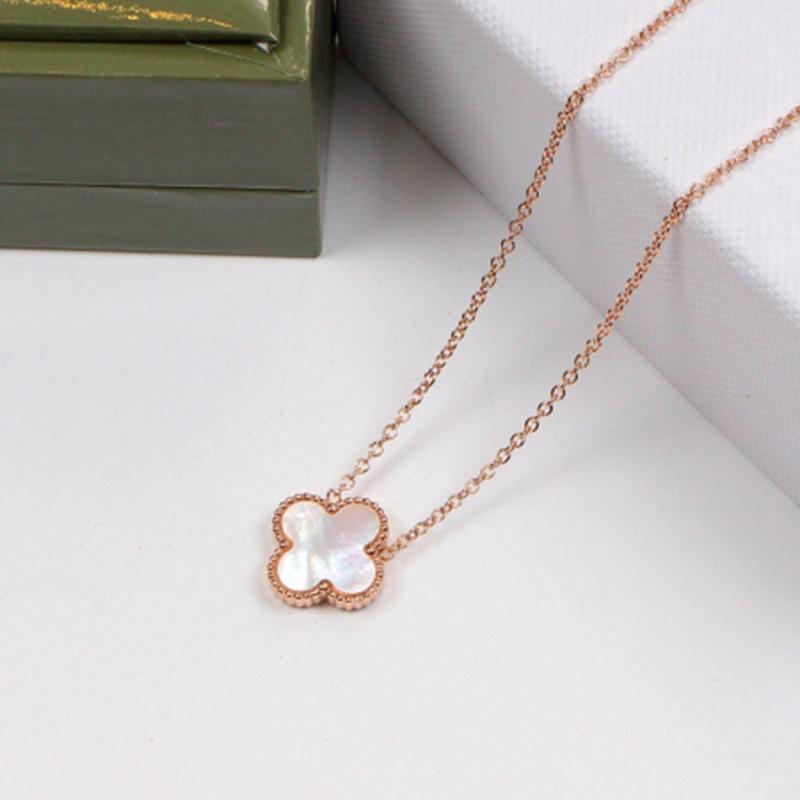 2023 Womens Luxury r DesigneNecklace Fashion Flowers Four-leaf Clover Cleef Pendant 14K Gold s Jewelry
2023 Womens Luxury r DesigneNecklace Fashion Flowers Four-leaf Clover Cleef Pendant 14K Gold s Jewelry