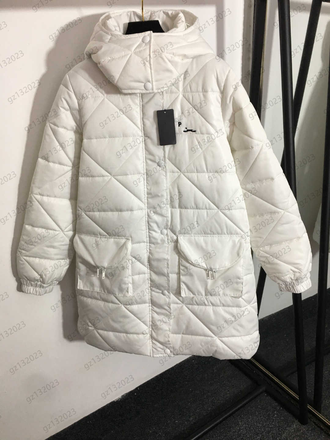 Womens Down Parkas Classic Puffer Coat Chest Lettering Logo Embroidery Pocket Removable Hooded Winter Coats Stand Collar Windproof Sleeve Jacket Women Clothing
Womens Down Parkas Classic Puffer Coat Chest Lettering Logo Embroidery Pocket Removable Hooded Winter Coats Stand Collar Windproof Sleeve Jacket Women Clothing