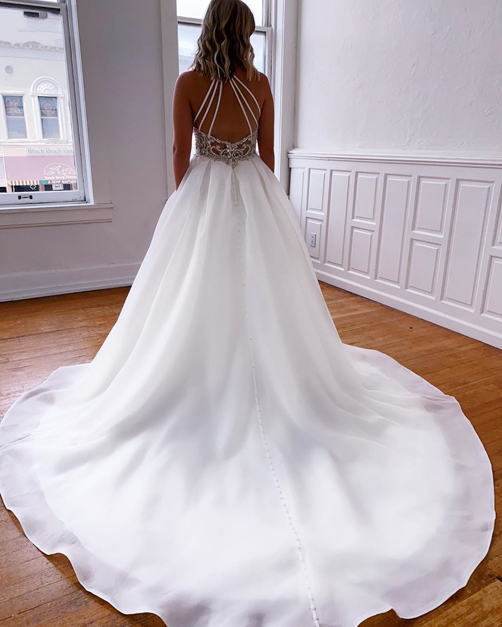 A Line Wedding Dresses 2023 Simple Heyhole High Neck Crystals Bridal Gowns White Organza Robe De Mariage