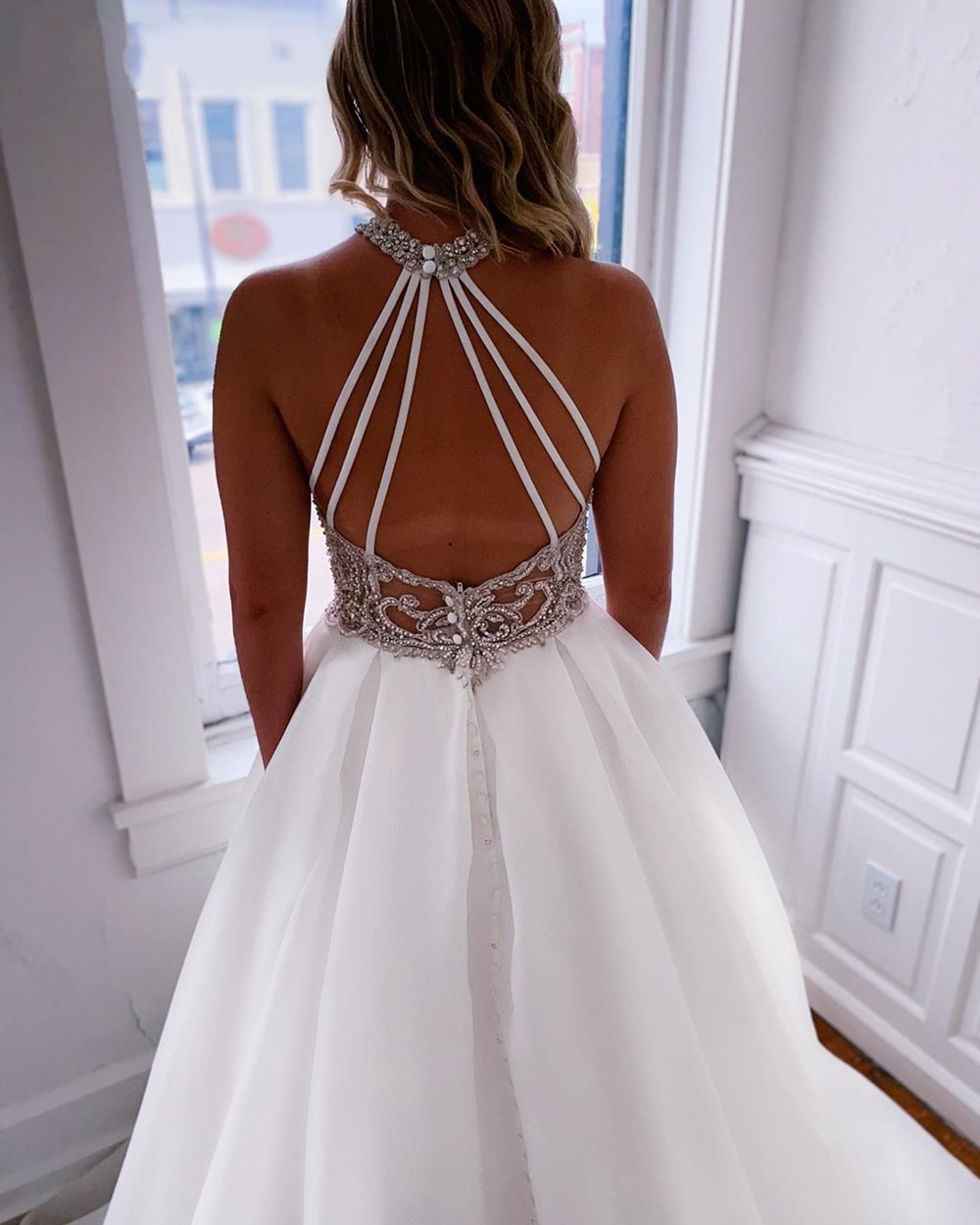 A Line Wedding Dresses 2023 Simple Heyhole High Neck Crystals Bridal Gowns White Organza Robe De Mariage