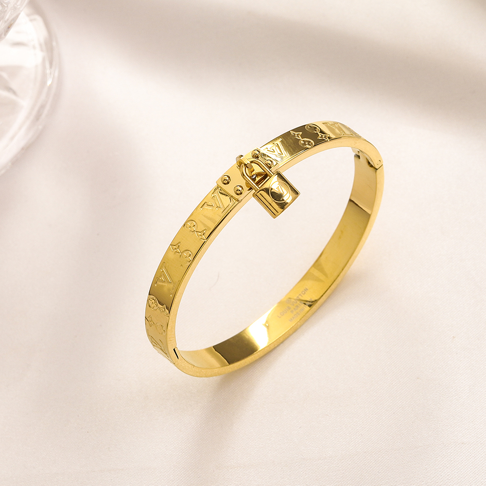 Europe America Fashion Style Bracelets With Steel Seal Women Bangle Luxury Designer Jewelry 18K Gold Plated Stainless steel Wedding Lovers Gift Bangles AA1180
Europe America Fashion Style Bracelets With Steel Seal Women Bangle Luxury Designer Jewelry 18K Gold Plated Stainless steel Wedding Lovers Gift Bangles AA1180