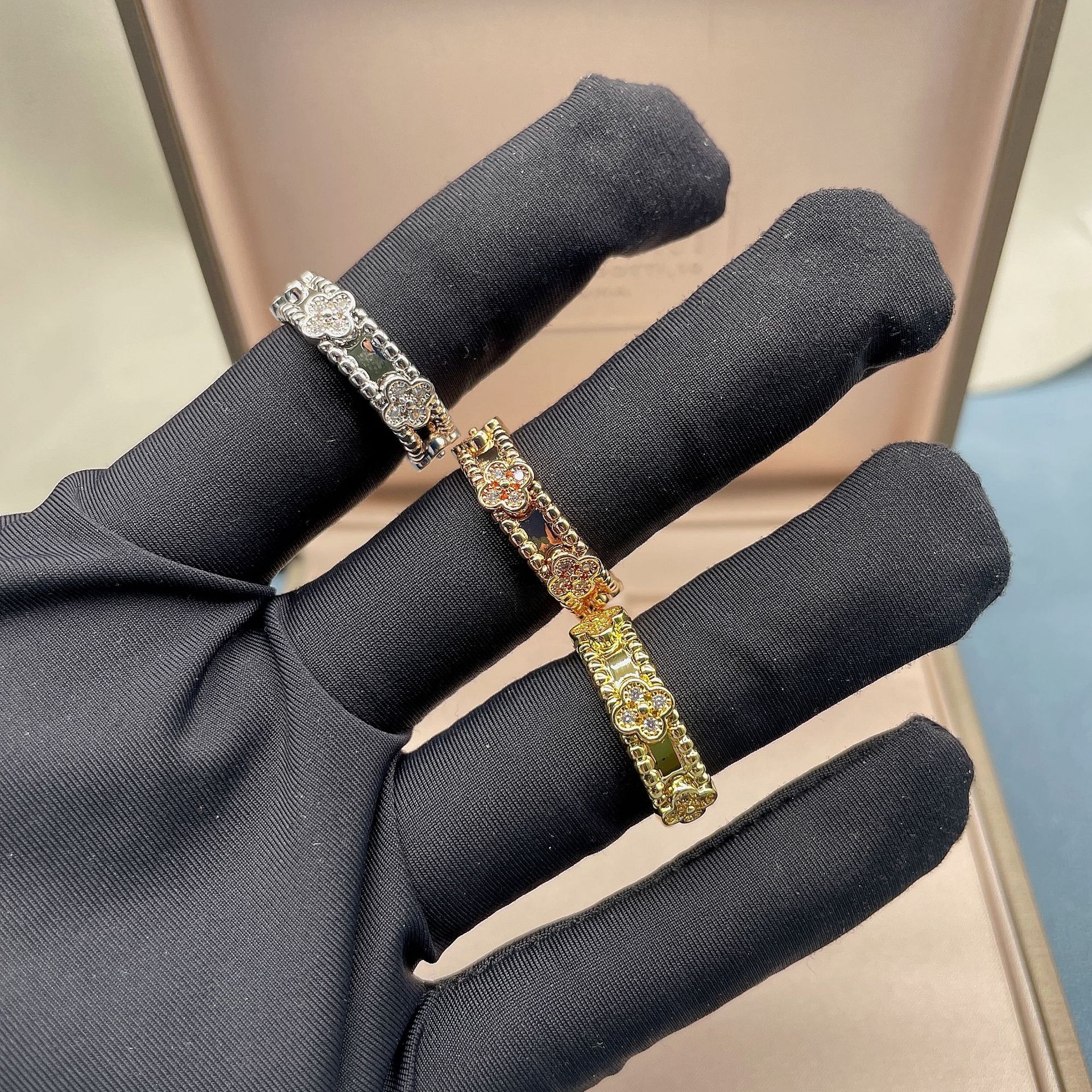 2023 luxury designer VCA ring Four leaf clover ring women's kaleidoscope simple diamond rings Valentine's Day gift
2023 luxury designer VCA ring Four leaf clover ring women's kaleidoscope simple diamond rings Valentine's Day gift