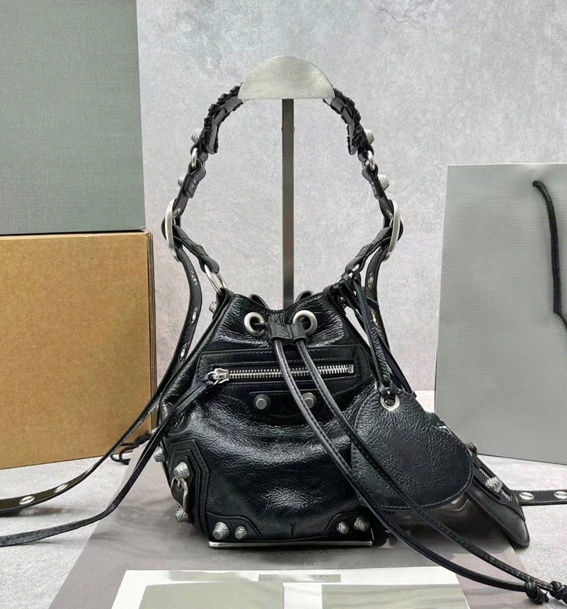 BUCKET Evening BAG LE CAGOLE Motorcycle Shoulder bags Woman New Drawstring closure Adjustable shoulder strap Leather Handbag designer Luxurys crossbody
BUCKET Evening BAG LE CAGOLE Motorcycle Shoulder bags Woman New Drawstring closure Adjustable shoulder strap Leather Handbag designer Luxurys crossbody