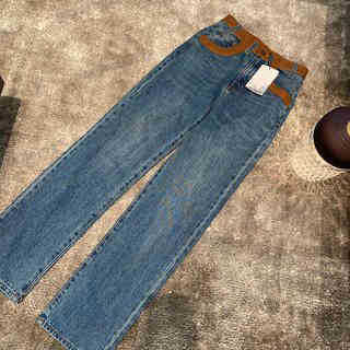 Fashion Womens Jeans CE Fur Denim Stitching Jeans Classic Wash Fabric Loose Straight Pants Luxury Designer Women Clothing
Fashion Womens Jeans CE Fur Denim Stitching Jeans Classic Wash Fabric Loose Straight Pants Luxury Designer Women Clothing