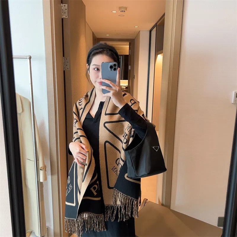 Classic Designer Scarves For Women Width65CM 3 Color Scarf Mens Scarves Winter Outdoor Cashmere Accessories Birthday Gift P 22112506
Classic Designer Scarves For Women Width65CM 3 Color Scarf Mens Scarves Winter Outdoor Cashmere Accessories Birthday Gift P 22112506