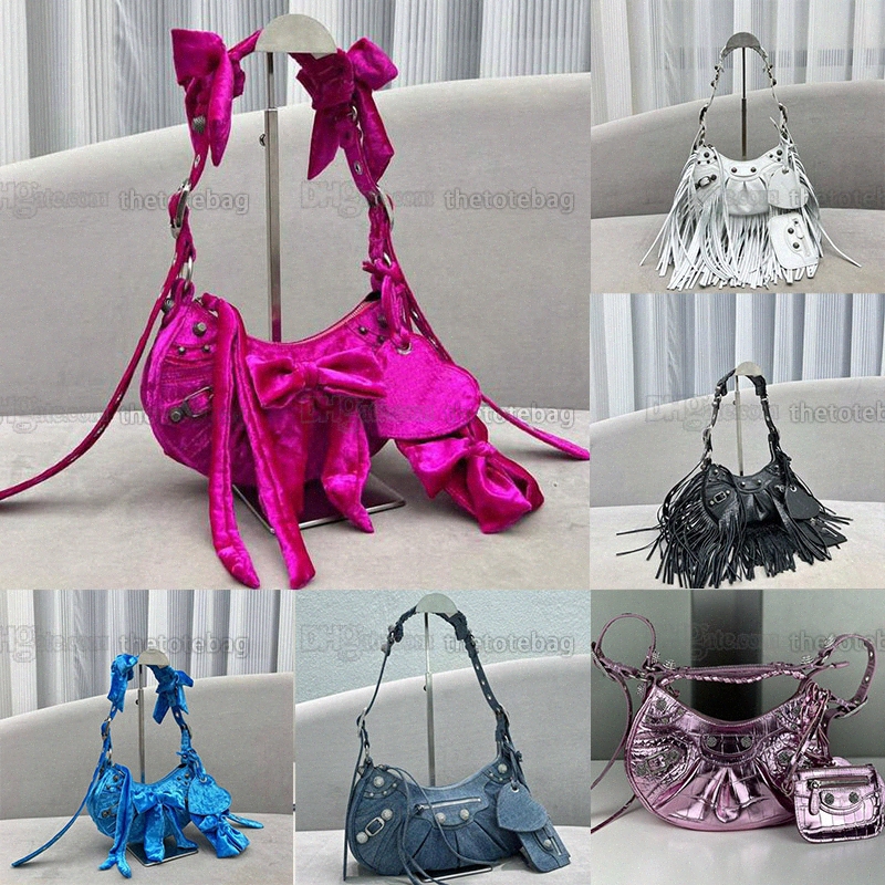 Quality Le 7A Cagole XS tassel Velvet Shoulder Bag with rhinestones pink metallized Designer crossbody bags woman Leather Motorcycle luxury handbag fringes purse, 27-26cm
Quality Le 7A Cagole XS tassel Velvet Shoulder Bag with rhinestones pink metallized Designer crossbody bags woman Leather Motorcycle luxury handbag fringes purse, 27-26cm