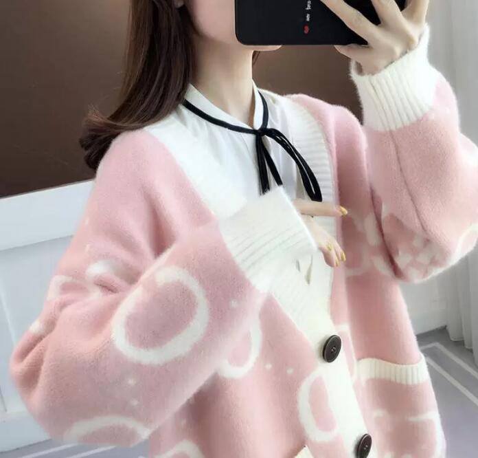 2023 Full Letter Printed Cardigan Women Sweaters Large Size Unisex Loose Coat Women Knitted Sweater Couple Designer Sweatshirt ss, Khaki
2023 Full Letter Printed Cardigan Women Sweaters Large Size Unisex Loose Coat Women Knitted Sweater Couple Designer Sweatshirt ss, Khaki