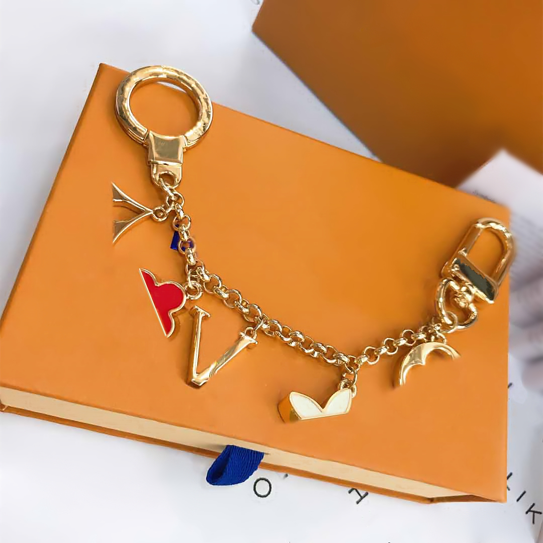 Luxury designers keychains Letters with diamonds designers keychain top Car Key Chain Women Buckle jewelry Keyring Bags Pendant Exquisite Gift
Luxury designers keychains Letters with diamonds designers keychain top Car Key Chain Women Buckle jewelry Keyring Bags Pendant Exquisite Gift