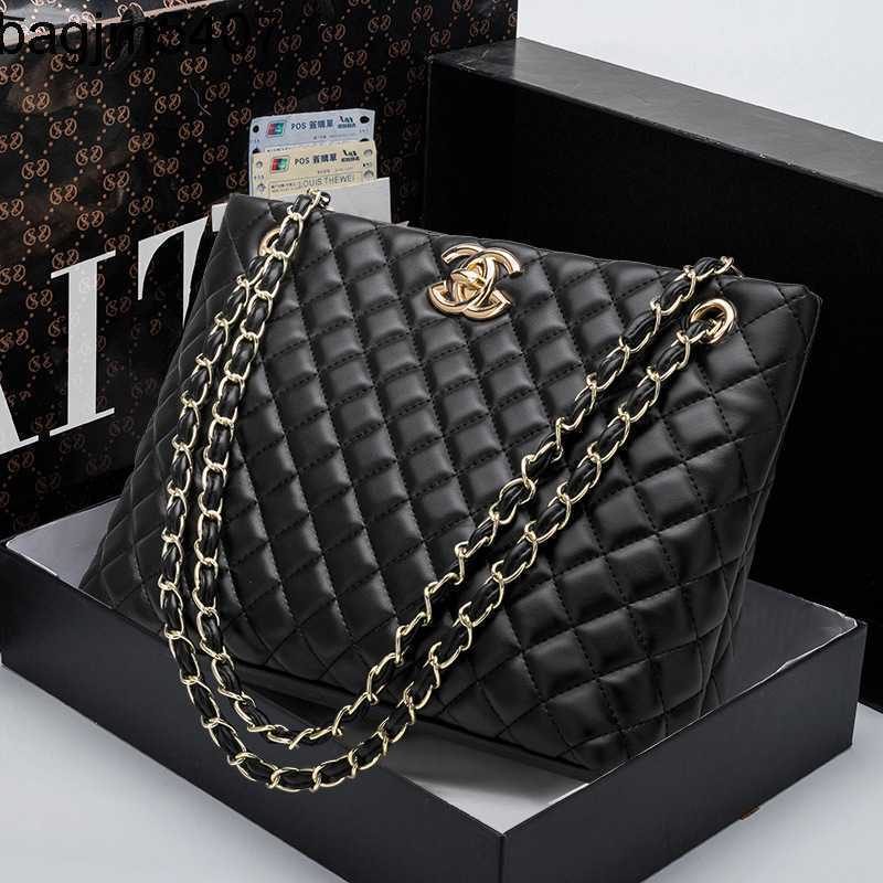 Xiaoxiangfeng Lingge Chain Bag Women's 2023 New Fashion Bucket Msenger One Shoulder Soft Leather, Black (light gold skin)
Xiaoxiangfeng Lingge Chain Bag Women's 2023 New Fashion Bucket Msenger One Shoulder Soft Leather, Black (light gold skin)