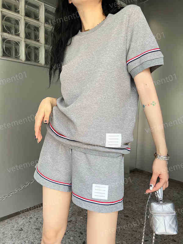 Womens Two Piece Pants Classic Preppy Logo Colorful Web Short Sleeve T-Shirt And Shorts 2 Piece Set Luxury Women Designer Clothing 0912
Womens Two Piece Pants Classic Preppy Logo Colorful Web Short Sleeve T-Shirt And Shorts 2 Piece Set Luxury Women Designer Clothing 0912