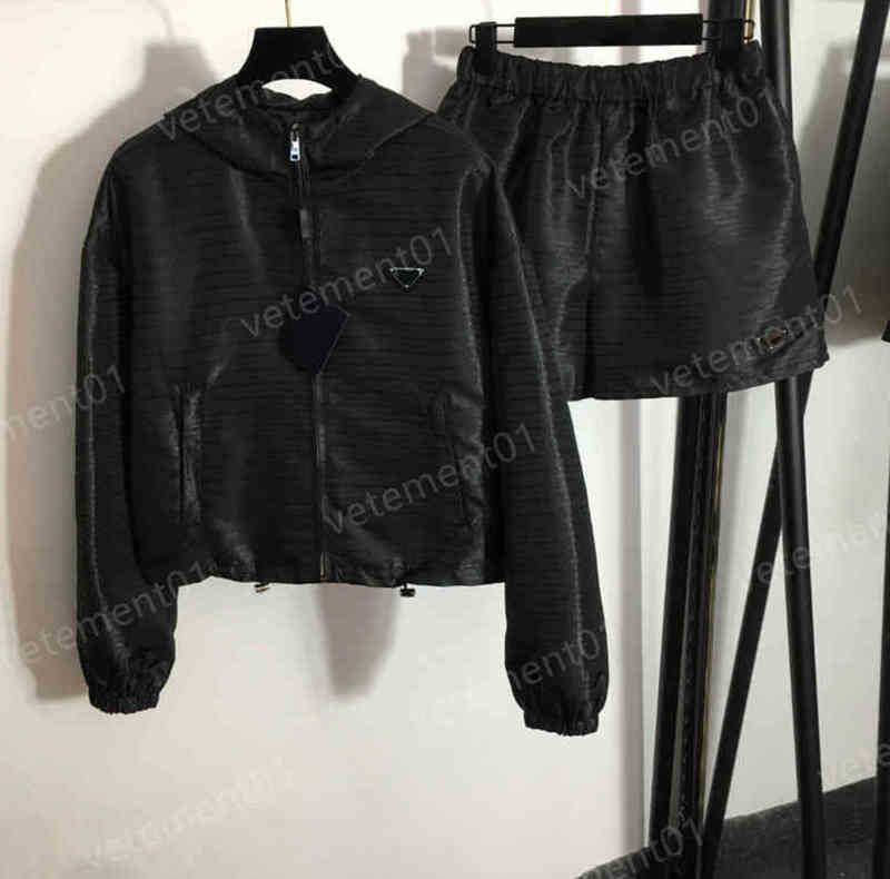 Womens Two Piece Pants Tracksuits Letter Triangle Logo Zip Cardigan Pocket Long Sleeve Hooded Jacket And Casual Shorts 2 Piece Luxury Women Designer Clothing 0912
Womens Two Piece Pants Tracksuits Letter Triangle Logo Zip Cardigan Pocket Long Sleeve Hooded Jacket And Casual Shorts 2 Piece Luxury Women Designer Clothing 0912