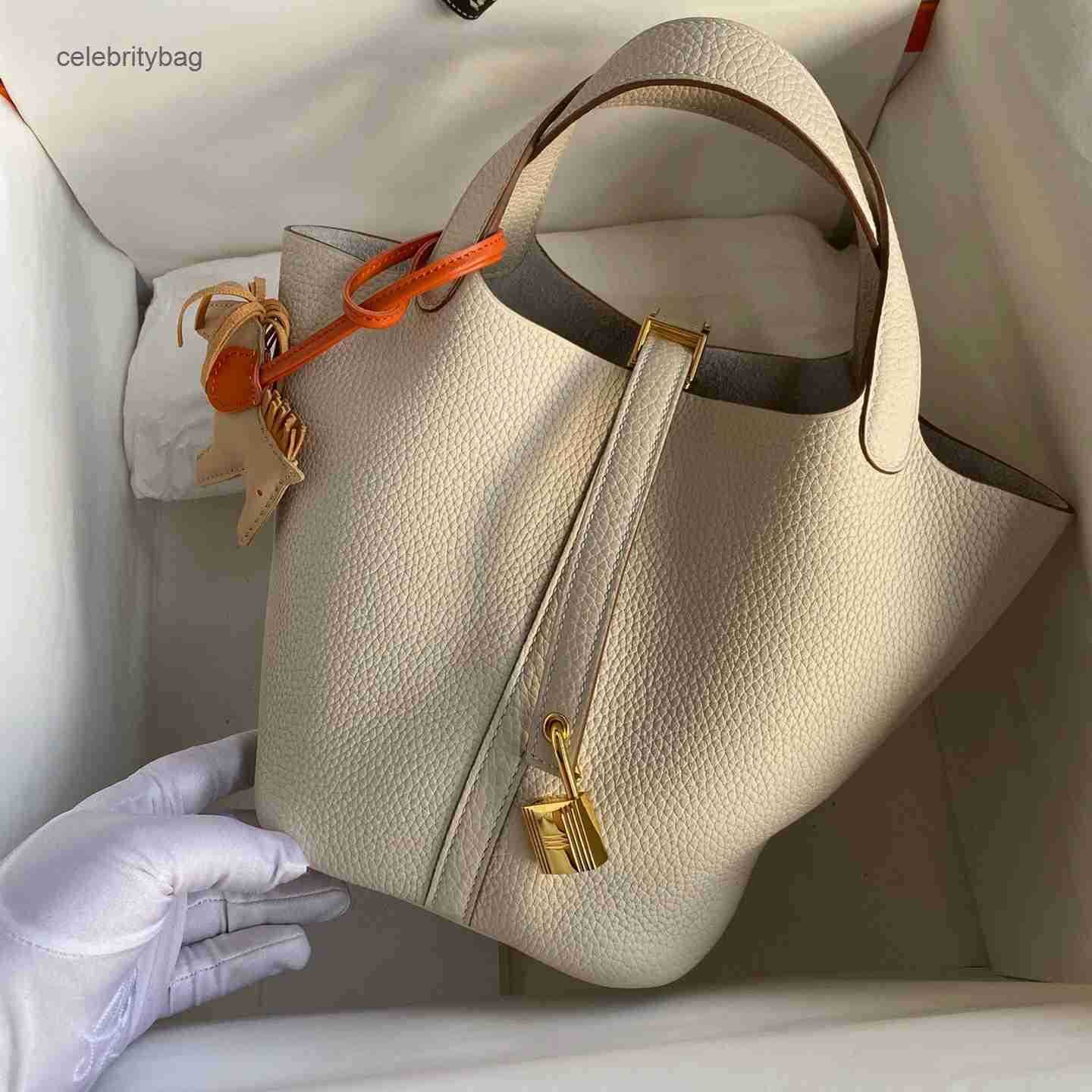 Original Designer Herms Picotin Locks Bags 2022 new vegetable basket leather bucket bag lychee pattern head hand high sense Commuter Bag, Windbreaker grey 18cm (gold buckle)
Original Designer Herms Picotin Locks Bags 2022 new vegetable basket leather bucket bag lychee pattern head hand high sense Commuter Bag, Windbreaker grey 18cm (gold buckle)