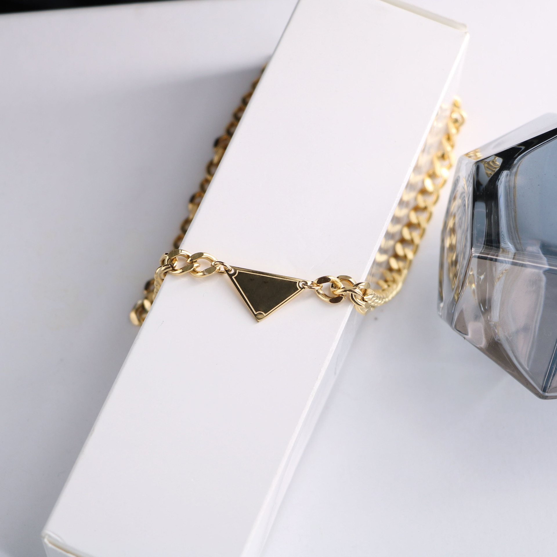 Mens Luxury Designer Necklace Chain Fashion Jewelry Black White P Triangle Pendant Design Party Silver Hip Hop Punk Men Necklaces Names Statement Jewelery womens