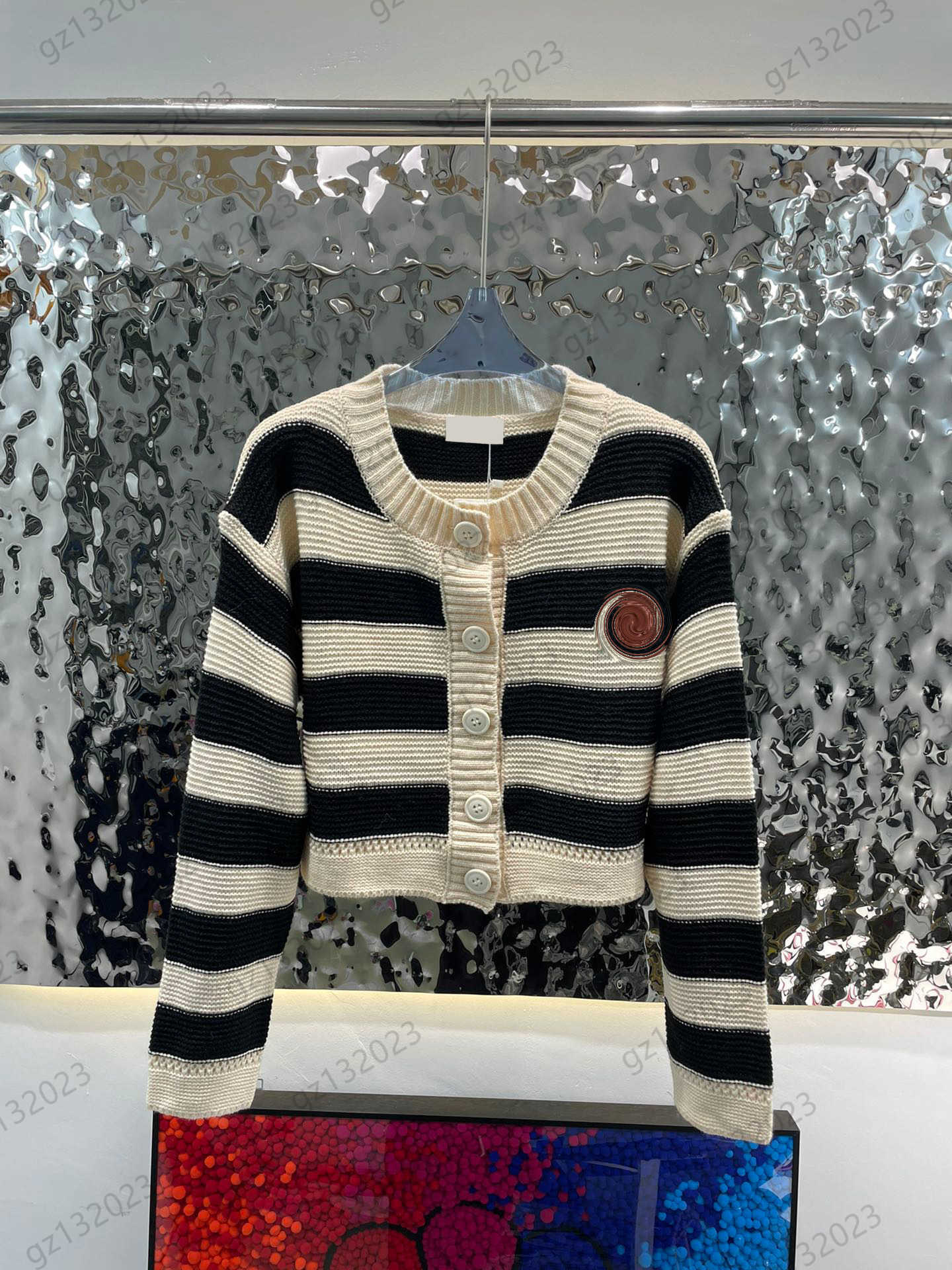 Cardigans Womens Sweater Contrasting Colors Stripe Thread Crew-neck Short Knit Sweaters Chest Logo Print Single Row Button Open Slim Knitwear Women Clothing
Cardigans Womens Sweater Contrasting Colors Stripe Thread Crew-neck Short Knit Sweaters Chest Logo Print Single Row Button Open Slim Knitwear Women Clothing