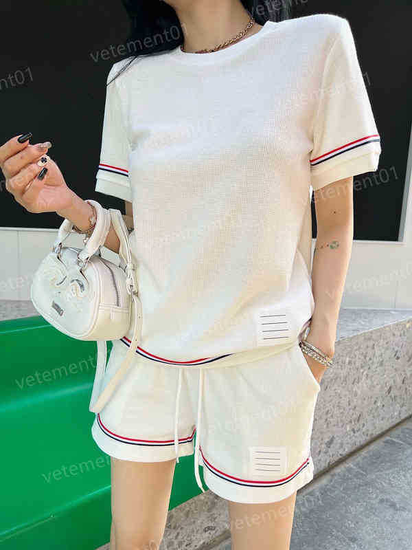 Womens Two Piece Pants Classic Preppy Logo Colorful Web Short Sleeve T-Shirt And Shorts 2 Piece Set Luxury Women Designer Clothing
Womens Two Piece Pants Classic Preppy Logo Colorful Web Short Sleeve T-Shirt And Shorts 2 Piece Set Luxury Women Designer Clothing