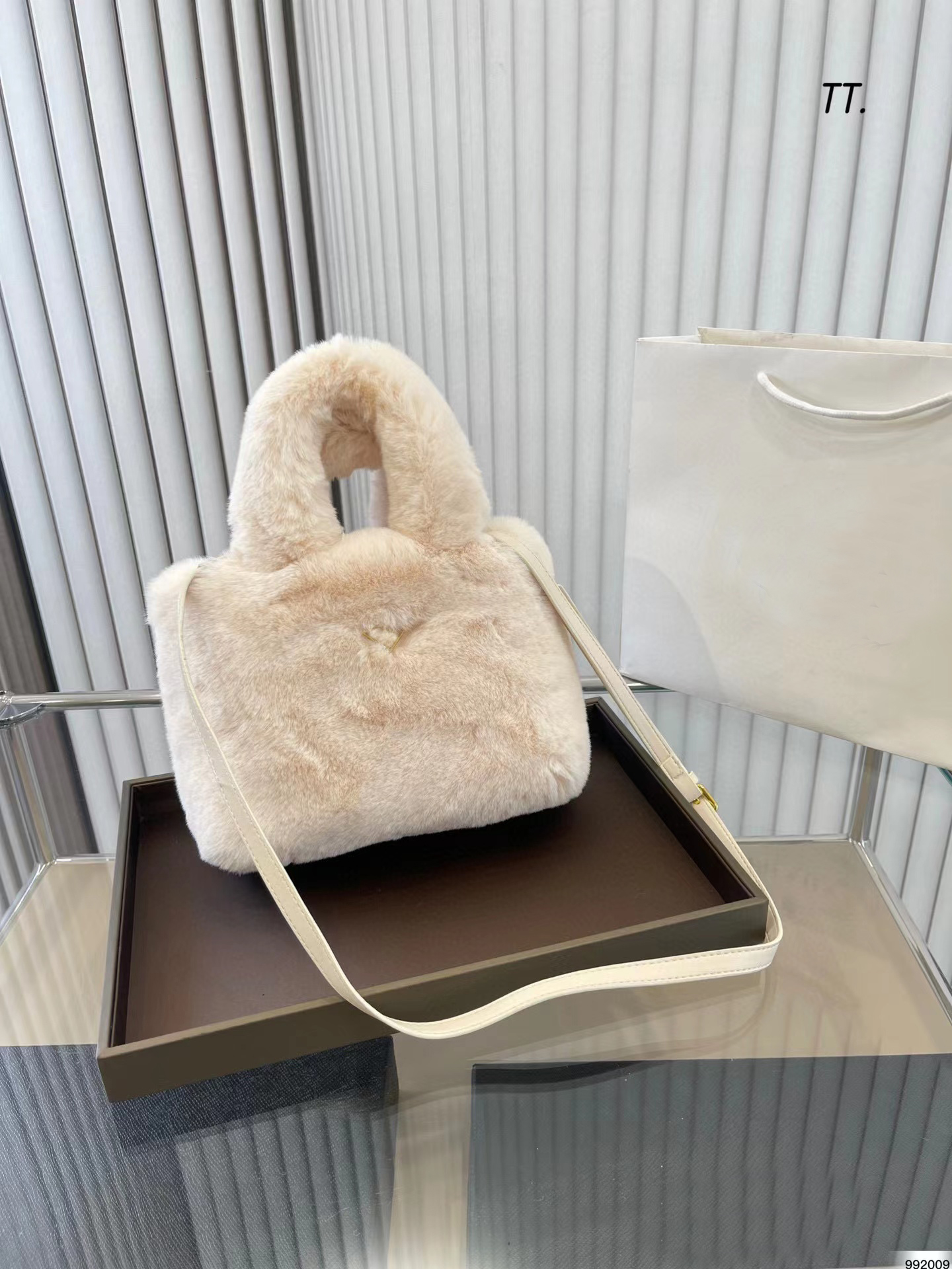 Women's New Autumn and Winter New Commuter Crossbody Handheld Plush Bag Small Designer Bucket Bag
Women's New Autumn and Winter New Commuter Crossbody Handheld Plush Bag Small Designer Bucket Bag