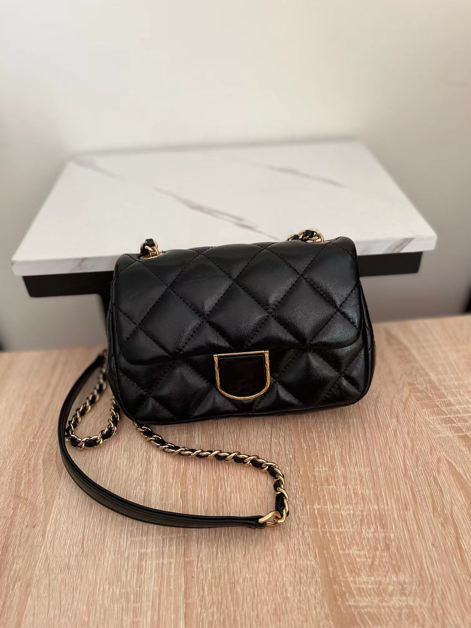 Classic Flap channel bags fashion handbag women shoulder bags designer tote casual clutch shopping zipper wallet chain crossbody handbags lady purse, White
Classic Flap channel bags fashion handbag women shoulder bags designer tote casual clutch shopping zipper wallet chain crossbody handbags lady purse, White