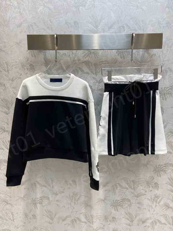 Luxury Womens Two Piece Pants High End Fabric Fashion Hit Sweatshirt Slim High Waist Shorts Suit Retro Style Brand Designer Clothing
Luxury Womens Two Piece Pants High End Fabric Fashion Hit Sweatshirt Slim High Waist Shorts Suit Retro Style Brand Designer Clothing
