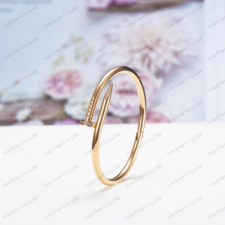 Luxury Lovers Bracelet Women Designer Bracelet Stainless Steel Cuff Open Nails In Hand Christmas Gift For Girls With Box
Luxury Lovers Bracelet Women Designer Bracelet Stainless Steel Cuff Open Nails In Hand Christmas Gift For Girls With Box