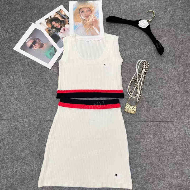 WomensTwo Piece Dress Letter Embroidered Contrast Knit Sleeveless Tanks Tops And Skirt Luxury Designer Tracksuit Women Clothing
WomensTwo Piece Dress Letter Embroidered Contrast Knit Sleeveless Tanks Tops And Skirt Luxury Designer Tracksuit Women Clothing