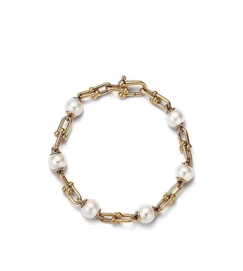 T 925 silver new chain bracelet designer U-shaped horseshoe buckle pearl bracelet Korean version of fashion gifts personality trend ins luxury jewelry
T 925 silver new chain bracelet designer U-shaped horseshoe buckle pearl bracelet Korean version of fashion gifts personality trend ins luxury jewelry