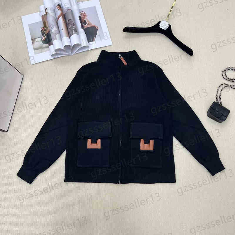 Womens Sweater Designer Cardigan Zip Tops Knited Jackets Classic Leather Lettering Logo Stand Collar Long Sleeves Women Sweaters 2 Colors 0912
Womens Sweater Designer Cardigan Zip Tops Knited Jackets Classic Leather Lettering Logo Stand Collar Long Sleeves Women Sweaters 2 Colors 0912