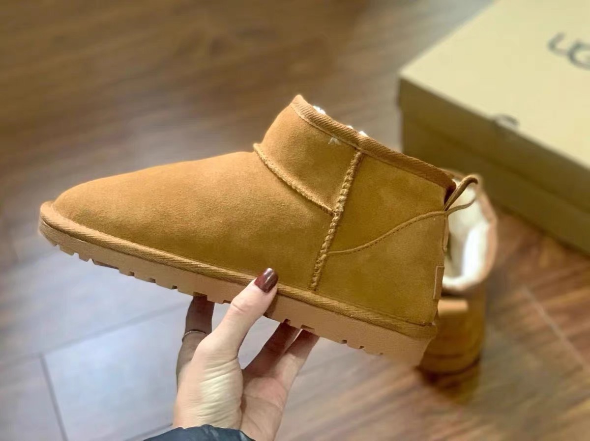women snow Boots designer white soft fur Boots thick soled winter platform shoes anti-skid warm Booties chestnut
women snow Boots designer white soft fur Boots thick soled winter platform shoes anti-skid warm Booties chestnut