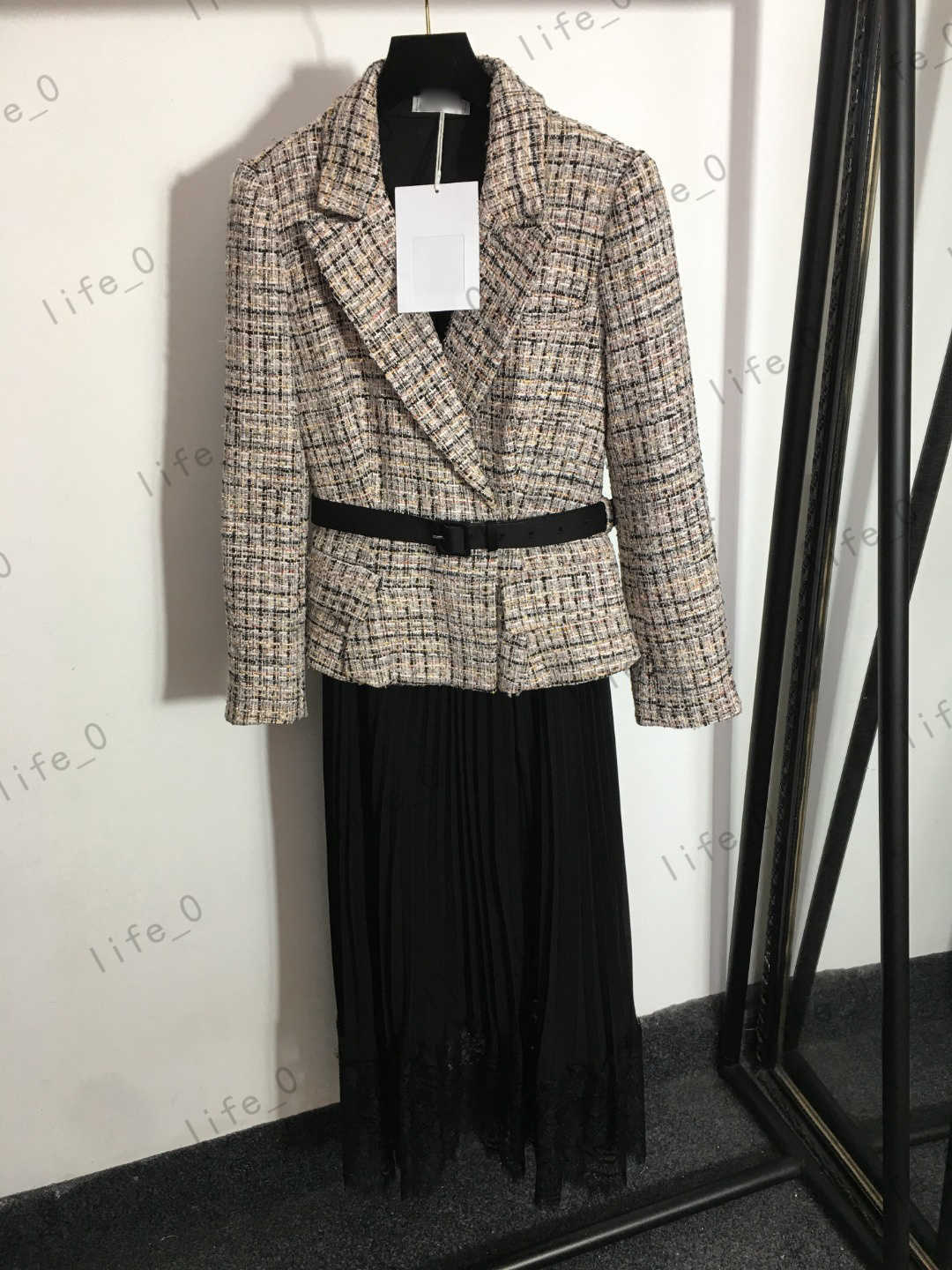 Womens Dresses Eversion V-neck Waist Slim Dress Pleated Skin-Friendly Lining Panel Lace Long Sleeves Fashion Designer Dresses
Womens Dresses Eversion V-neck Waist Slim Dress Pleated Skin-Friendly Lining Panel Lace Long Sleeves Fashion Designer Dresses