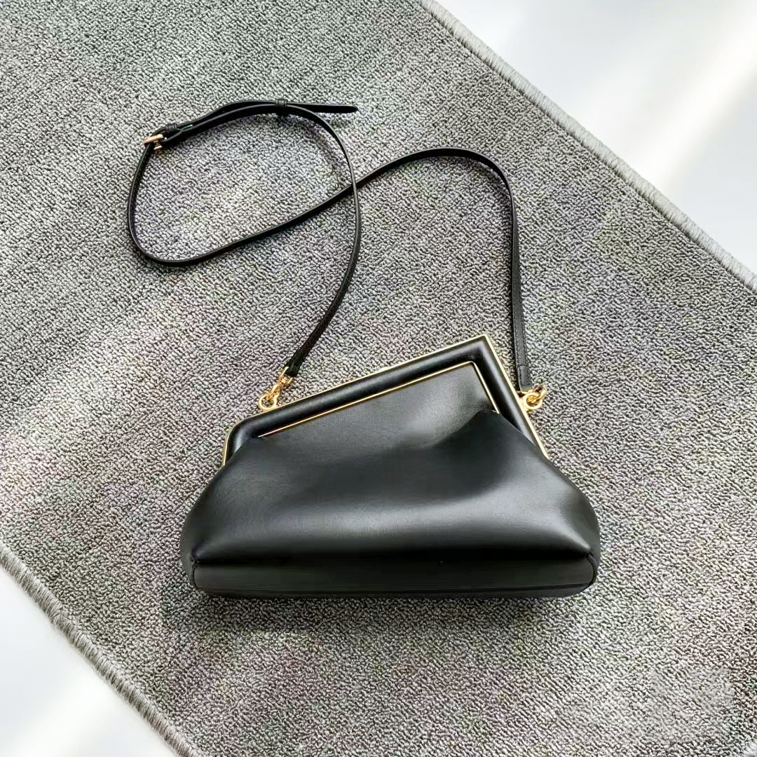 Luxurys Designers Fend First shouder bag handbags Women's men fashion Metal buckle Genuine Leather Evening travel toiletry sling pochette strap clutch Clutch totes, Carton
Luxurys Designers Fend First shouder bag handbags Women's men fashion Metal buckle Genuine Leather Evening travel toiletry sling pochette strap clutch Clutch totes, Carton