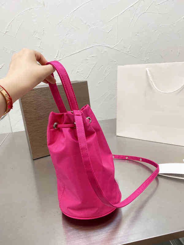 Canvas Mini Bucket Bag Womens Luxurys Designers Shoulder Crossbody Handbag Wallets Ladies Clutch Tote Female Purses 221128, Black
Canvas Mini Bucket Bag Womens Luxurys Designers Shoulder Crossbody Handbag Wallets Ladies Clutch Tote Female Purses 221128, Black