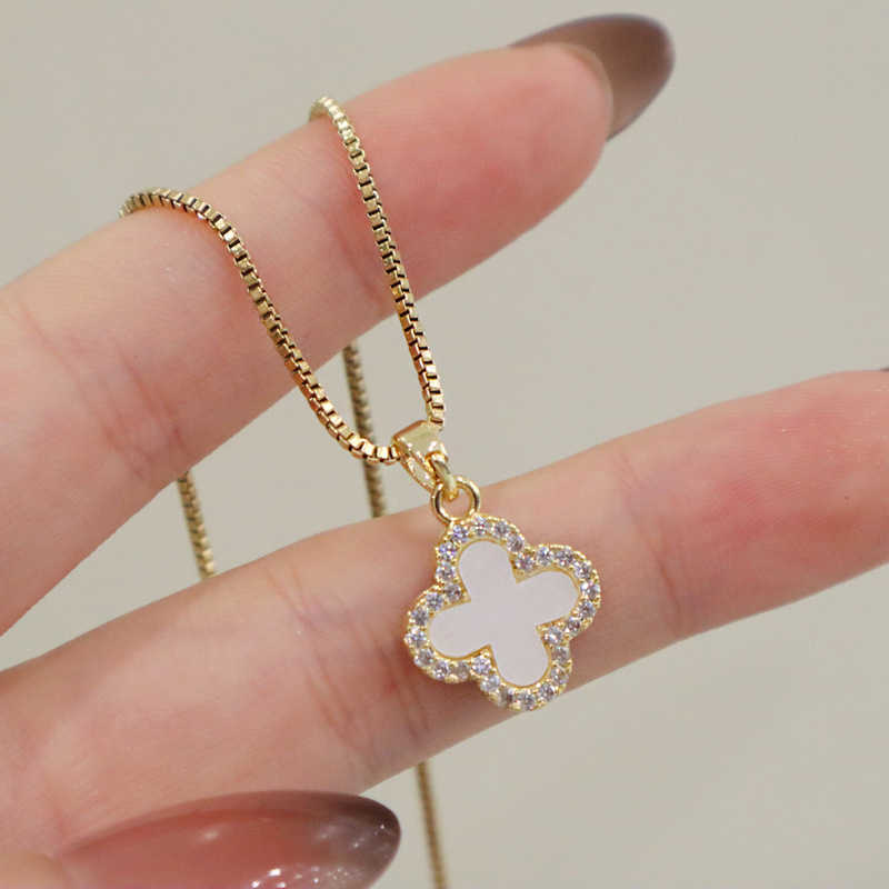 Pendant Necklaces New diamond studded titanium steel Clover Necklace womanly girl high sense double-sided shell clavicle chain live broadcast
Pendant Necklaces New diamond studded titanium steel Clover Necklace womanly girl high sense double-sided shell clavicle chain live broadcast