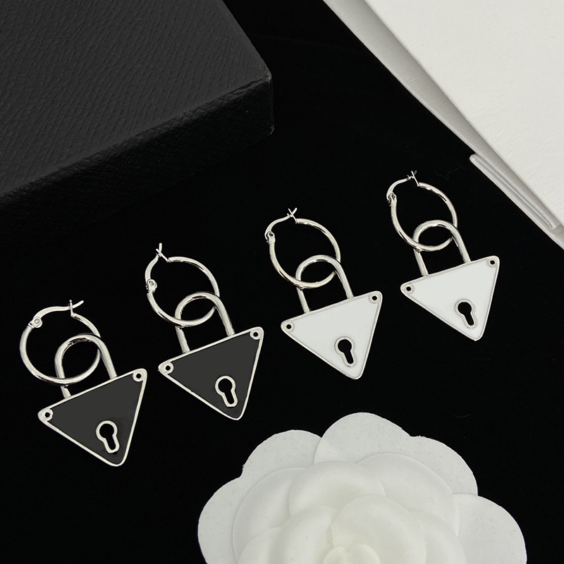 Womens Designer Hoop Earring Fashion Silver Earrings Womans Luxurys Lock Triangle Earrings Jewelry Designers P Earring Stud 2211283D
Womens Designer Hoop Earring Fashion Silver Earrings Womans Luxurys Lock Triangle Earrings Jewelry Designers P Earring Stud 2211283D