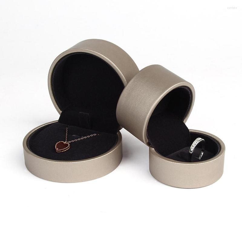Jewelry Pouches Simple Round Corner PU Leather Brushed Ring Earring Pendant Box For Woman Case Display Fashion Holder
Jewelry Pouches Simple Round Corner PU Leather Brushed Ring Earring Pendant Box For Woman Case Display Fashion Holder