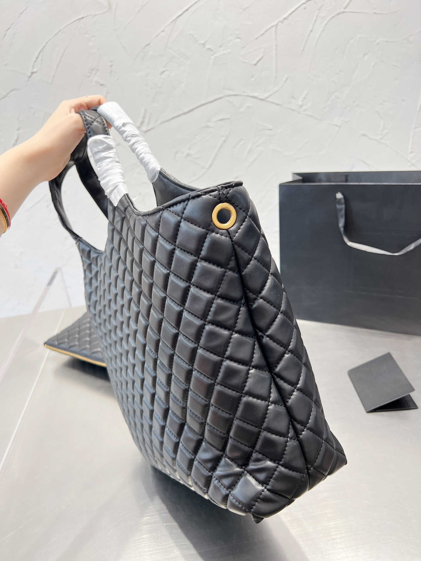 Icare Maxi Rose Shopping Bag In Gaby Quilted Lambskinl Large Capacity Lady Casual Tote Bag with wallet 2023 Tiktok Ins Women Fas, Color a-35x28cm
Icare Maxi Rose Shopping Bag In Gaby Quilted Lambskinl Large Capacity Lady Casual Tote Bag with wallet 2023 Tiktok Ins Women Fas, Color a-35x28cm