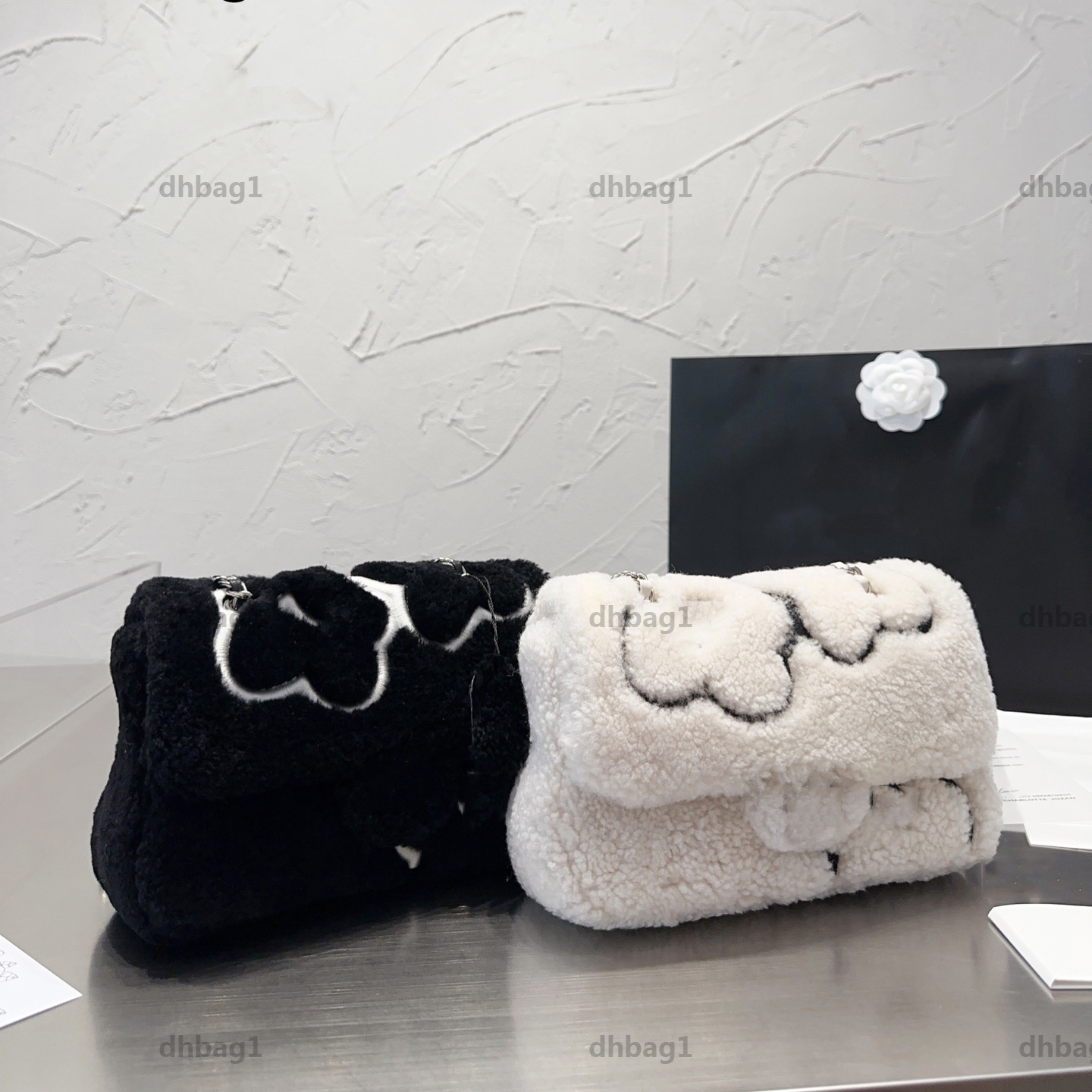 2022 Autumn Winter Women Designer Flap Bags Black White Classical Chain Metal Decorative Pattern One Shoulder Crossbody Luxury Coin Purse Tote Handbag 24cm
2022 Autumn Winter Women Designer Flap Bags Black White Classical Chain Metal Decorative Pattern One Shoulder Crossbody Luxury Coin Purse Tote Handbag 24cm