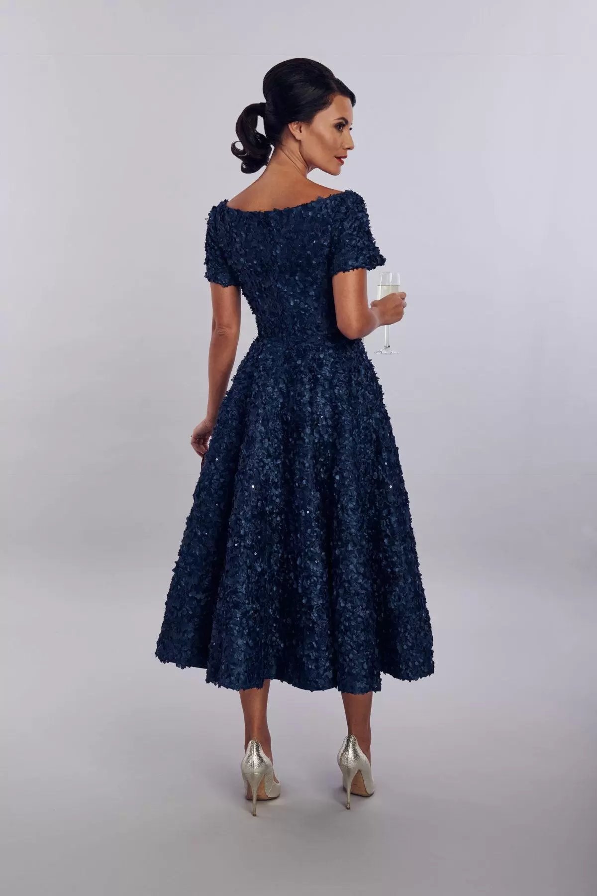 2023 Elegent House Of Mooshki Mother of The Bride Dress Short Sleeve Applique Crystal Ruched Wedding Guest Dresss Tea Length Evening Gown GB1128