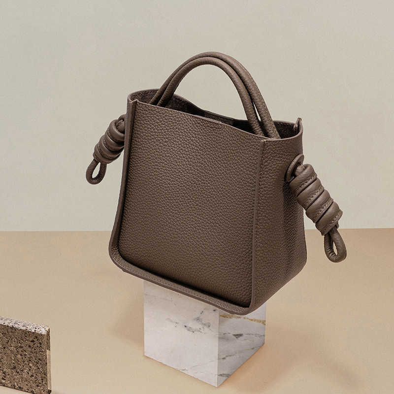 Shoulder Bags New Women 2022 Woven Rope Belt Leather Handbag High Capacity Korean Cross body Small Square, Windbreaker grey
Shoulder Bags New Women 2022 Woven Rope Belt Leather Handbag High Capacity Korean Cross body Small Square, Windbreaker grey