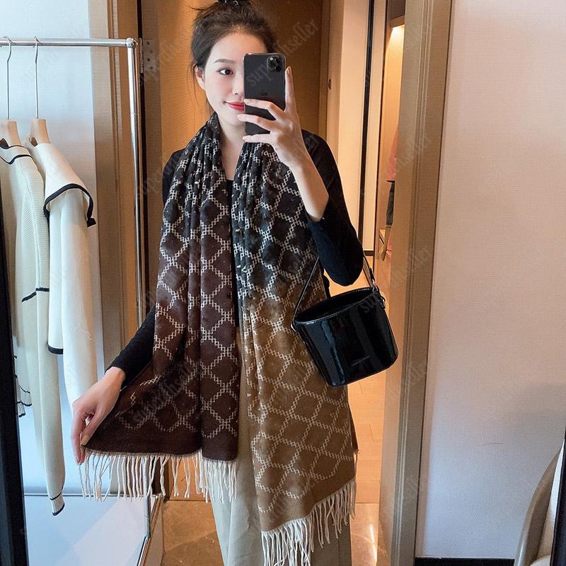 Scarves for Women Men Gradient Color Scarf Warm Wool Blanket Scarfs Cashmere Fashion Brand Desinger Classic Wool Letter Pashminas Winter Long Shawls Thicken
Scarves for Women Men Gradient Color Scarf Warm Wool Blanket Scarfs Cashmere Fashion Brand Desinger Classic Wool Letter Pashminas Winter Long Shawls Thicken