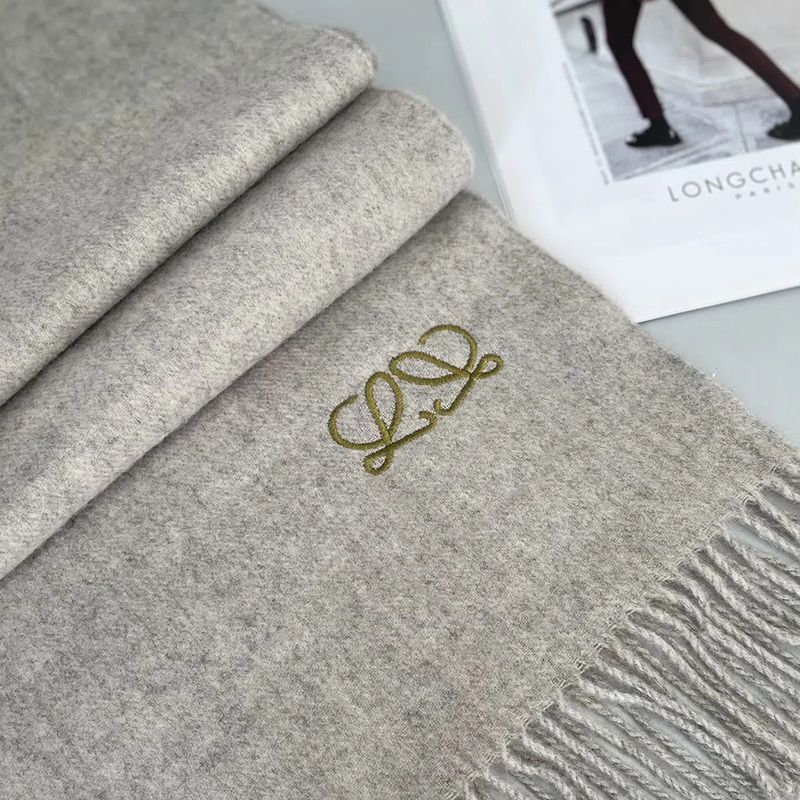 Classic Designer Scarves For Women Width40CM 4 Color Scarf Mens Embroidery Scarves Winter Outdoor Wool Accessories Christmas Gift 22112805
Classic Designer Scarves For Women Width40CM 4 Color Scarf Mens Embroidery Scarves Winter Outdoor Wool Accessories Christmas Gift 22112805