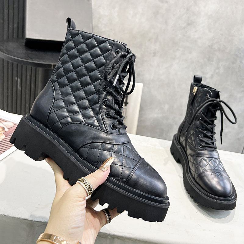 22SS Womens Ankle Boots Chunky Heels With Zipper Matelasse Quilted Texture Lace-up Knight Fashion Snow Motorcycle Chelsea Fashion Western Boot Winter Booties
22SS Womens Ankle Boots Chunky Heels With Zipper Matelasse Quilted Texture Lace-up Knight Fashion Snow Motorcycle Chelsea Fashion Western Boot Winter Booties